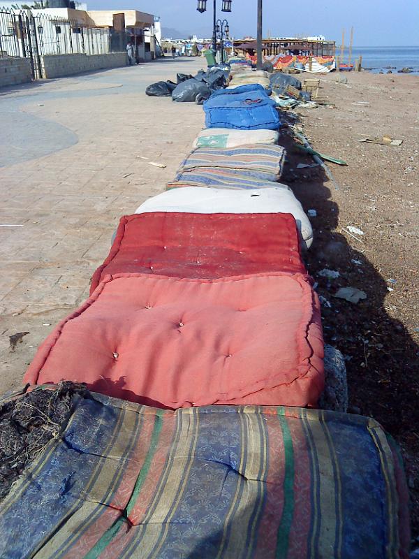 Dahab selectie 2010_01_19 14h36m.jpg - Drying pillows after the rain